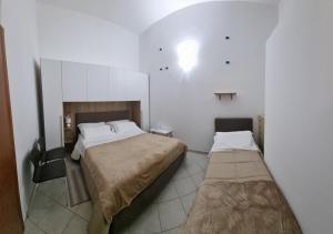 a bedroom with a large bed and a mirror at Casetta Mary in Teramo