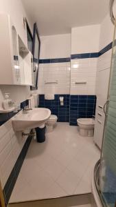 a bathroom with two toilets and a sink and a sink at Casetta Mary in Teramo