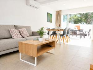 a living room with a couch and a table at Casa de vacances Els Arbocers in Cala Blanca