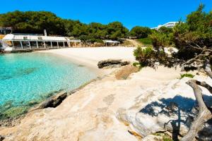 a view of a beach with a resort at Casa de vacances Els Arbocers in Cala Blanca