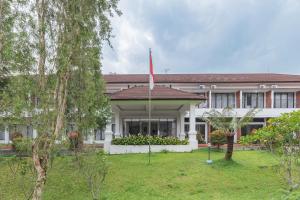 a building with a flag in front of it at Urbanview Hotel Tridaya Cisarua Puncak in Kopo 2
