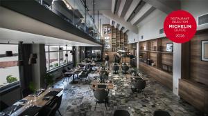 restauracja ze stołami i krzesłami oraz czerwonym szyldem w obiekcie Hotel Edison Poznań Lotnisko Ławica w mieście Baranowo