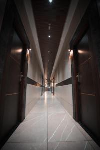 a hallway with two doors and a hallway with a hallwayngthngthngthngthngth at KAR Towers in Ārani