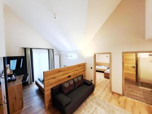 a living room with a couch and a mirror at Da`Sporrer Hotel & Wirtshaus in Neunburg vorm Wald
