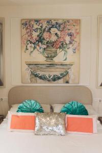 a painting above a bed with two pillows on it at Casa Kilig 40 in Santa Cruz de Tenerife