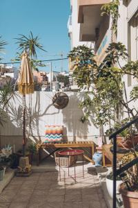 a patio with a table and chairs and plants at Casa Kilig 40 in Santa Cruz de Tenerife