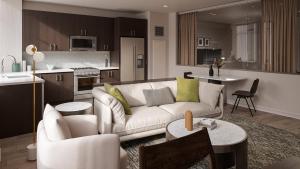 ein Wohnzimmer mit weißem Sofa und eine Küche in der Unterkunft Vintedge Residences in Lyndhurst