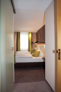 Postel nebo postele na pokoji v ubytování Hotel-Restaurant Arneggers Adler