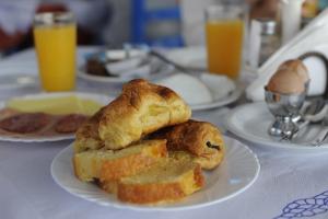 um prato com biscoitos e pão numa mesa em Villa Michalis em Vlychada