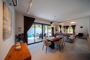 a living room with a table and a couch at Villa Plitvina in Vela Luka