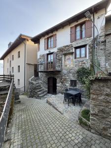 a stone house with a table in front of it at Casa Patty in Civo