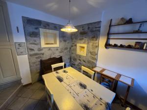 a dining room with a table and chairs and a light at Casa Patty in Civo