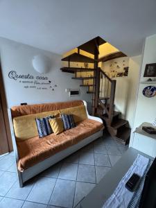 a brown couch in a living room with a staircase at Casa Patty in Civo
