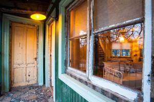 ventana de una casa con vistas a un comedor en Departamentos de El Mercado en Villa La Angostura