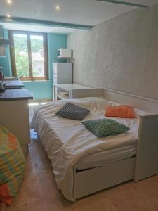a bedroom with a bed with two pillows on it at Maison Romana in Riez