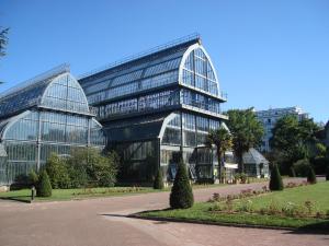 リヨンにあるDormir A Lyon - Cosy Saxe-Gambettaの大きなガラス張りの建物(正面に庭園あり)