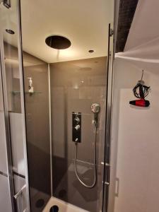 eine Dusche mit Glastür im Badezimmer in der Unterkunft Bed Bentheim in Bad Bentheim