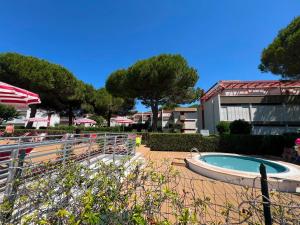 a swimming pool with a boat next to a building at Casa vacanze Heidi con piscina in Marina di Bibbona
