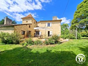 an exterior view of a house with a yard at Brasserie du Goutté in Roquefort