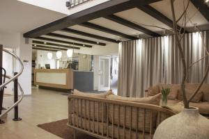 a living room with a couch and a table at Gentofte Hotel in Gentofte