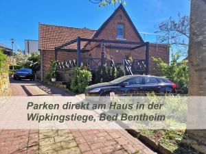 ein Haus mit einem davor geparkten Auto in der Unterkunft Bed Bentheim in Bad Bentheim + 17 Fotos