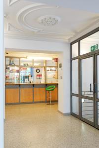 a waiting room with a green stool in a building at Richterswil Youth Hostel in Richterswil