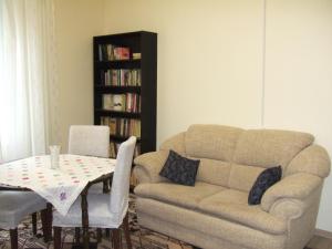 a living room with a couch and a table at Kogudusemaja külalistoad in Narva-Jõesuu