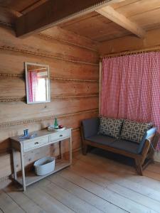 a room with a bench and a table in a log cabin at Bauernhaus in Dzianisz
