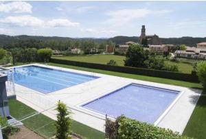 an overhead view of a swimming pool in a yard at Cal NEN PAU in Sant Boi de Lluçanès