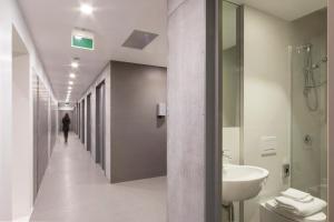 - un couloir dans la salle de bains pourvue d'un lavabo et de toilettes dans l'établissement Bed & Boarding, à Naples