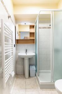 a bathroom with a sink and a shower at Résidence Columba - Apparts meublés Agen Sud in Agen +38 photos