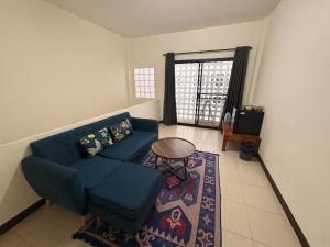 a living room with a blue couch and a table at Maolao bar and hotel in Pai