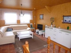 un soggiorno con un divano e una TV di Ferienwohnungen Hohen Niendorf bei Kühlungsborn a Hohen Niendorf