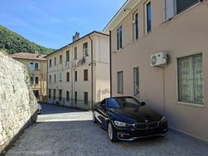 a black car parked next to a building at La Petite Maison d'Emilie in Lauria Inferiore