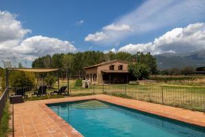 a swimming pool in a yard with a house at Paraje Navazos in Gavilanes
