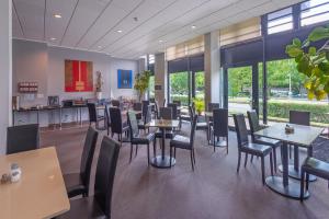 Hotel Sedes Berlin tesisinde bir restoran veya yemek mekanı