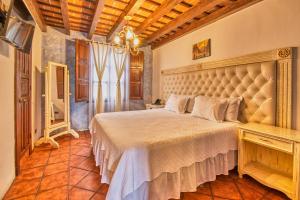 a bedroom with a large bed in a room at Hotel El Descanso Cultural in Antigua Guatemala