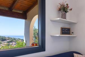 a room with a window with a view of the ocean at Il Fortino Sea View in Geremèas