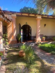 an entry to a house with a courtyard at Hosteria El Capricho in Seclantás