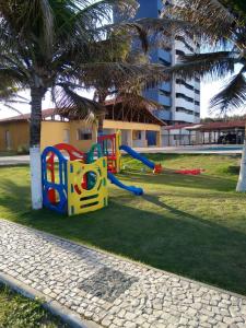 einen Spielplatz in einem Park mit Spielgeräten in der Unterkunft Residence Van Piaget in Fortaleza