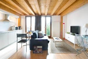 salon z kanapą i stołem w obiekcie La Casa De Santa María ESTUDIOS w mieście Vitoria-Gasteiz +18 zdjęć