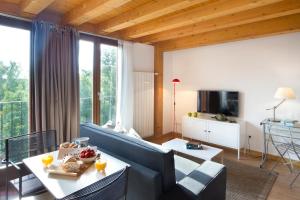 salon z kanapą i stołem w obiekcie La Casa De Santa María ESTUDIOS w mieście Vitoria-Gasteiz