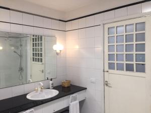 une salle de bain blanche avec un lavabo et un miroir dans l'établissement Finca Hoya del Pozo, à Telde 45 autres photos