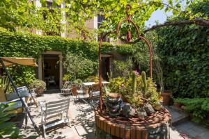 a garden with a bunch of potted plants at Casa Edera - Villa Storica in Viagrande