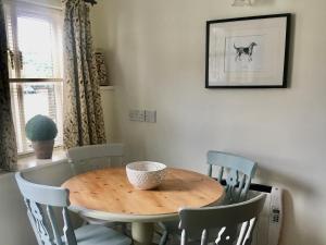 a dining room table with chairs and a bowl on it at Owl - Ukc6107 in Wootton Fitzpaine