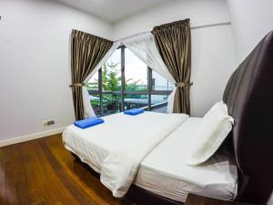 um quarto com uma cama e uma janela em Luxury Condominium at Loft Imago em Kota Kinabalu