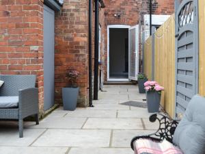 an alley with benches and a brick building at Dragonfly Cottage in Beverley +12 photos