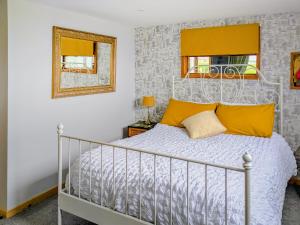 a bedroom with a bed and a mirror at Cowlas in Aberhosan