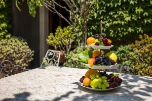 two plates of fruit on top of a table at Casa Edera - Villa Storica in Viagrande