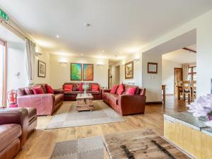 a living room with couches and a table at The Cider Barn - Hggl in Luton